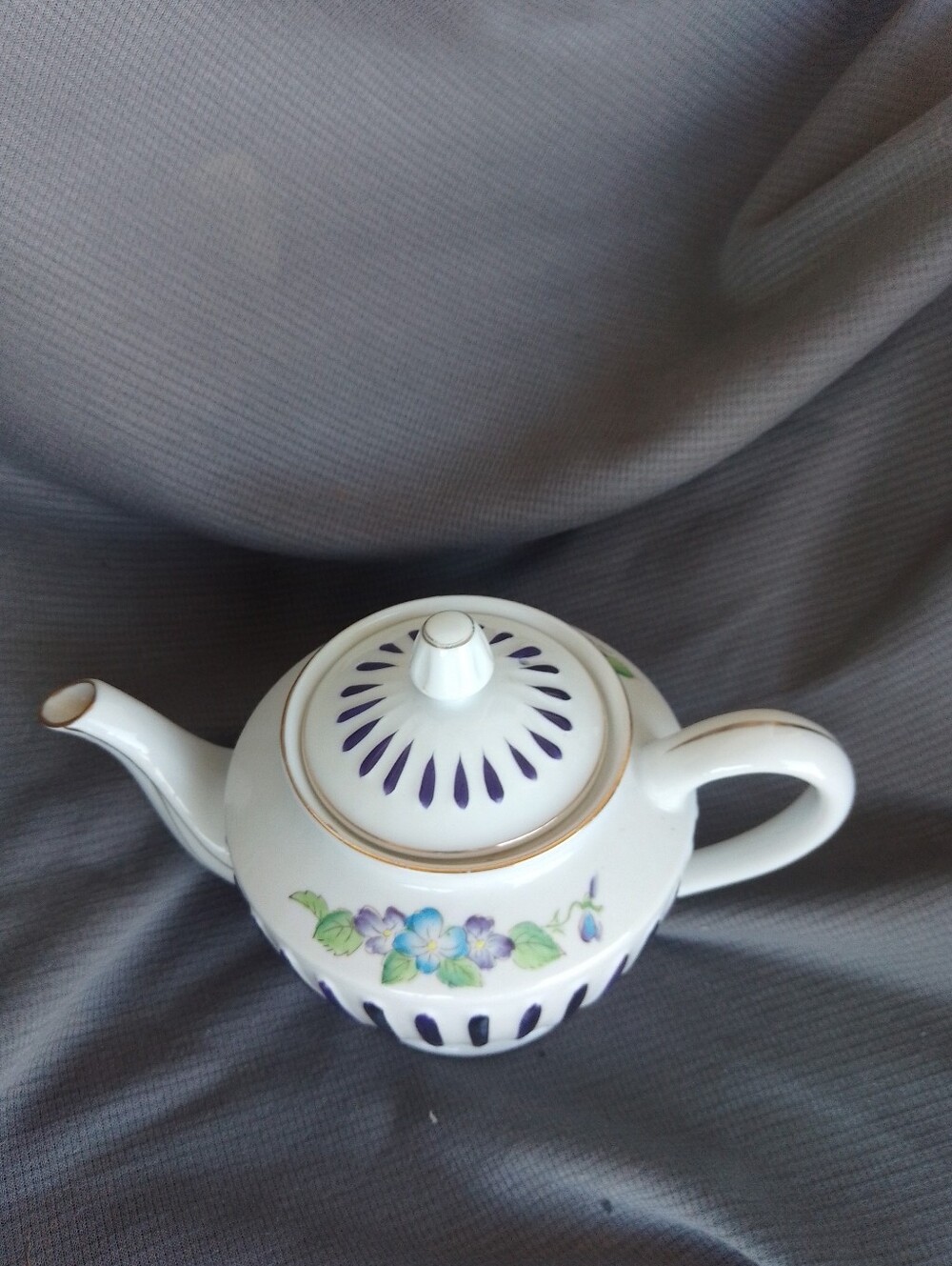 Hand painted Tea Pot - Picture 3 of 5
